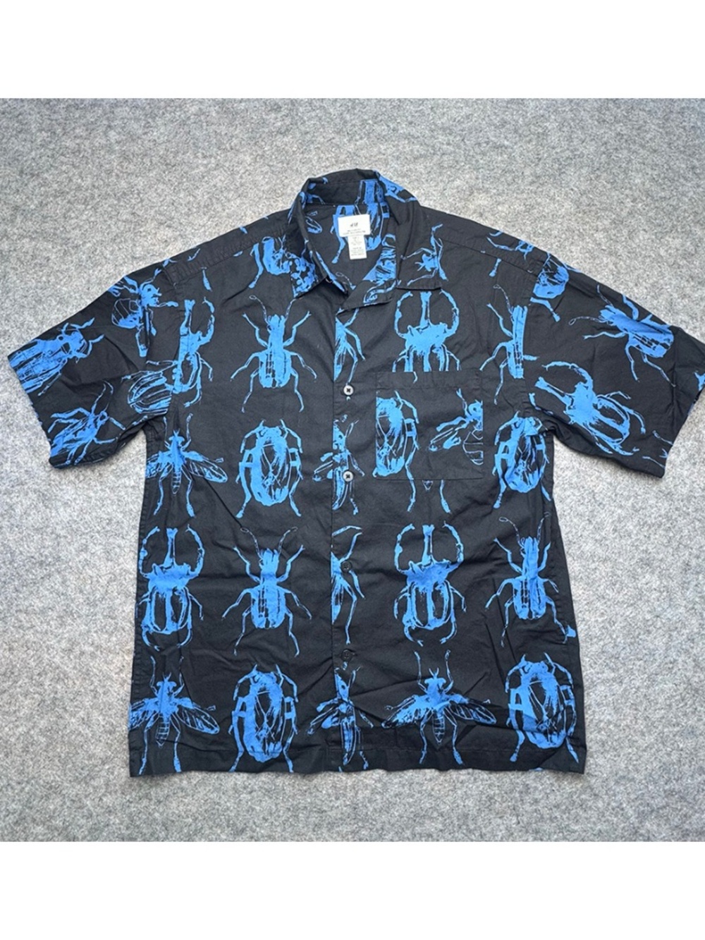 H&M Men's Black/bugs Relaxed Fit Short-sleeved cotton shirt - Size S (A221)